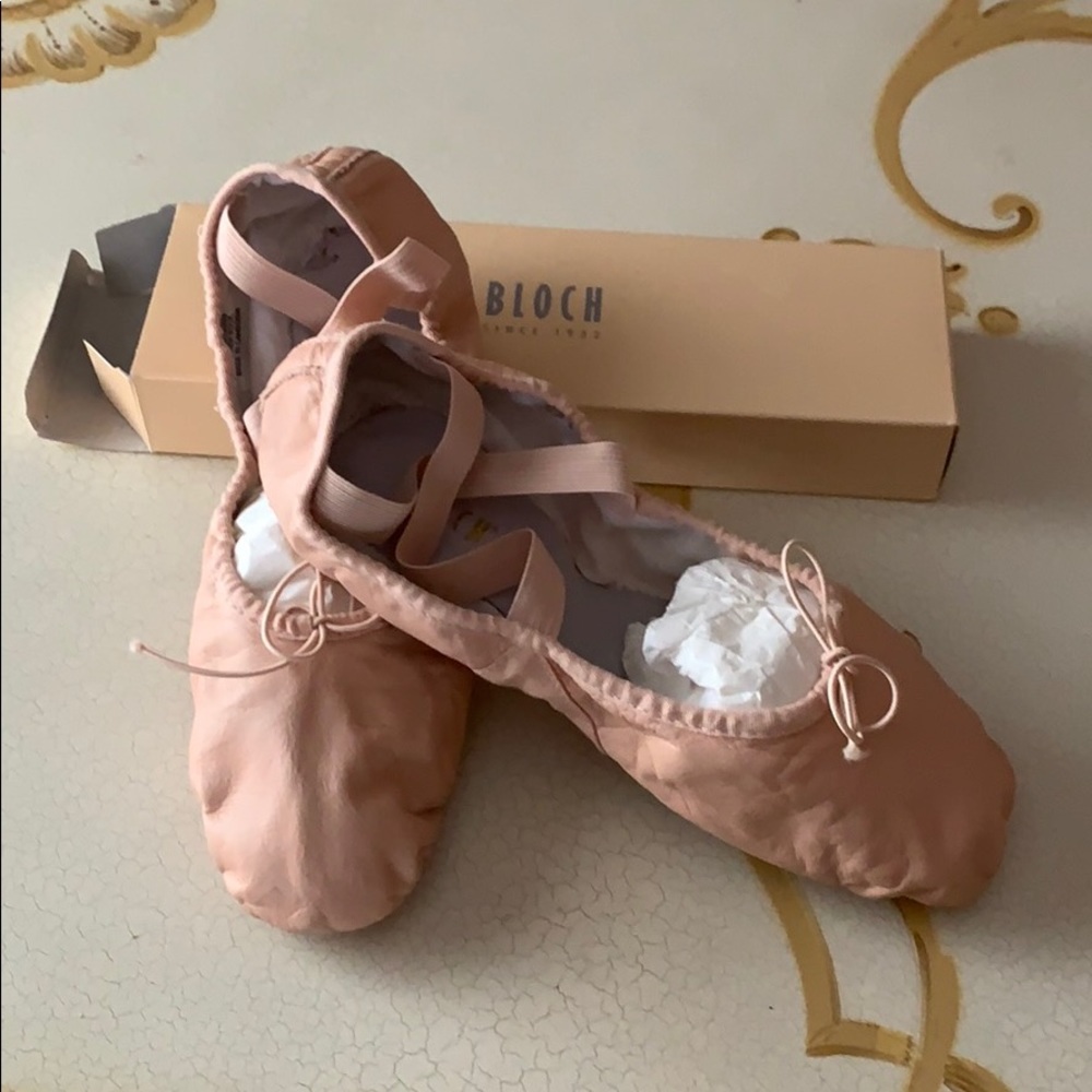 Ladies leather ballet shoes